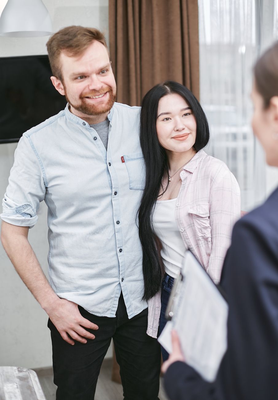 Couple satisfait après un rendez-vous conseil